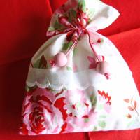 Lavendelsäckchen Rote Rosen II mit einer Baumwollspitzenborte verziert Bild 1