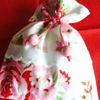 Lavendelsäckchen Rote Rosen II mit einer Baumwollspitzenborte verziert Bild 3