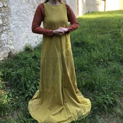 Hochmittelalterlicher Surcot für die Dame, pflanzengefärbt, handgenäht, Living-History, Reenactment, authentisch, Mittel