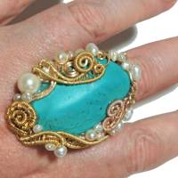 Ring mit Türkis und Perlen weiß handgemacht in wirework goldfarben türkisgrün verstellbar boho chic Bild 1