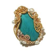 Ring mit Türkis und Perlen weiß handgemacht in wirework goldfarben türkisgrün verstellbar boho chic Bild 2