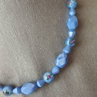 Dirndlkette / Trachtenkette - Rosenperlen und Seidenglasperlen in einer blauen Glasperlenkette Bild 2
