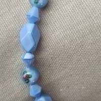 Dirndlkette / Trachtenkette - Rosenperlen und Seidenglasperlen in einer blauen Glasperlenkette Bild 3