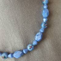 Dirndlkette / Trachtenkette - Rosenperlen und Seidenglasperlen in einer blauen Glasperlenkette Bild 4