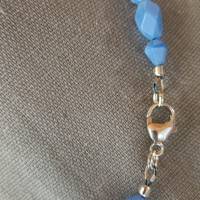 Dirndlkette / Trachtenkette - Rosenperlen und Seidenglasperlen in einer blauen Glasperlenkette Bild 5