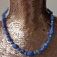 Dirndlkette / Trachtenkette - Rosenperlen und Seidenglasperlen in einer blauen Glasperlenkette Bild 6