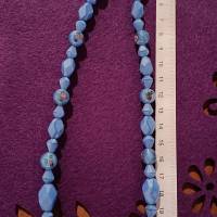Dirndlkette / Trachtenkette - Rosenperlen und Seidenglasperlen in einer blauen Glasperlenkette Bild 7