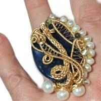 Ring blau Quarz mit Perlen weiß handgemacht verstellbar in wirework goldfarben handgewebt als statementring Bild 1