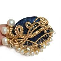 Ring blau Quarz mit Perlen weiß handgemacht verstellbar in wirework goldfarben handgewebt als statementring Bild 2