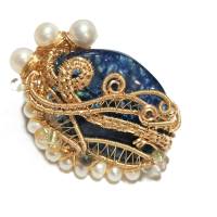 Ring blau Quarz mit Perlen weiß handgemacht verstellbar in wirework goldfarben handgewebt als statementring Bild 3