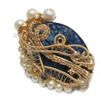 Ring blau Quarz mit Perlen weiß handgemacht verstellbar in wirework goldfarben handgewebt als statementring Bild 4