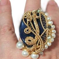 Ring blau Quarz mit Perlen weiß handgemacht verstellbar in wirework goldfarben handgewebt als statementring Bild 5