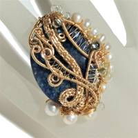 Ring blau Quarz mit Perlen weiß handgemacht verstellbar in wirework goldfarben handgewebt als statementring Bild 6