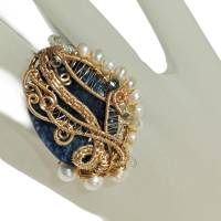 Ring blau Quarz mit Perlen weiß handgemacht verstellbar in wirework goldfarben handgewebt als statementring Bild 7