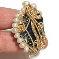 Ring blau Quarz mit Perlen weiß handgemacht verstellbar in wirework goldfarben handgewebt als statementring Bild 8