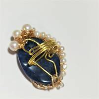 Ring blau Quarz mit Perlen weiß handgemacht verstellbar in wirework goldfarben handgewebt als statementring Bild 9
