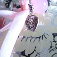 Perlenarmband in Rosa-Silber mit Herzanhänger und Schleife Bild 2