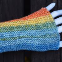 Armstulpen Pulswärmer handgestrickt Regenbogenfarben Wolle Bild 3