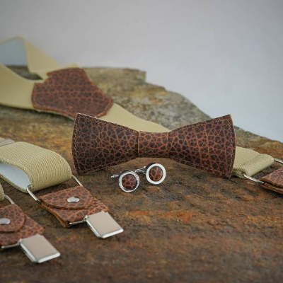 Fliege, Manschettenknöpfe und Hosenträger aus Leder als Set 