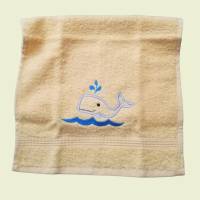 kleines Kinder-Handtuch,Gäste-Handtuch mit einem Wal bestickt, Größe ca. 30 x 50 cm Bild 3
