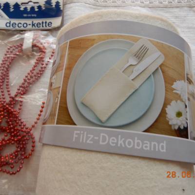 Filz-Dekoband mit roter Perlendekokette