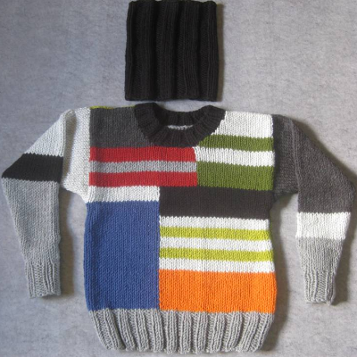 Ausgefallener Pullover, gestrickt im mehrfarbigen Patchwork-Style + Loop-Schal