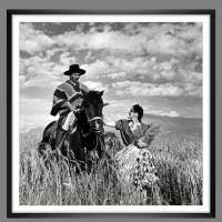 Kunstdruck Junge Frau, Gaucho und Pferd im Weizenfeld 1940 in Chile Landschaft schwarz-weiss Fotografie  Vintage Bilder Bild 1