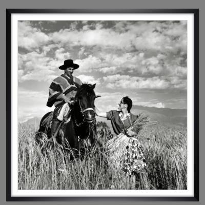 Kunstdruck Junge Frau, Gaucho und Pferd im Weizenfeld 1940 in Chile Landschaft schwarz-weiss Fotografie  Vintage Bilder 