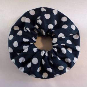 Baumwoll Scrunchie - weiße Punkte - dunkelrot oder dunkelblau mit Bio Gummiband Bild 1