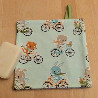 Waschlappen mit niedlichen Tieren auf Fahrrädern und taupefarbenem Frottee, Biobaumwolle, Handarbeit 