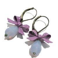 Süße Ohrringe lila Tropfenohrringe opalisierend funkelnd mit Schleife violett handgemacht veryperi Bild 1