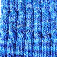 Herrenschal mit 7 eingestrickten Zöpfen in schönen Blautönen handgestrickt von Hobbyhaus Bild 3