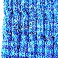 Herrenschal mit 7 eingestrickten Zöpfen in schönen Blautönen handgestrickt von Hobbyhaus Bild 4