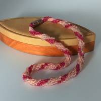 Häkelkette-rosa + rot-49 cm-gehäkelt-Glasperlenkette-Rocailles-Magnetverschluss-Collier-Häkelschmuck-Halskette Bild 2