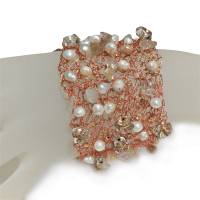 Breites Armband Perlen weiß kupfer freeform Unikat handgefertigt Glas rosegold handmade Brautschmuck Bild 1