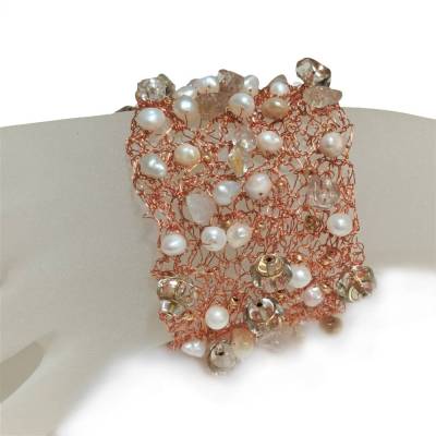 Breites Armband Perlen weiß kupfer freeform Unikat handgefertigt Glas rosegold handmade Brautschmuck