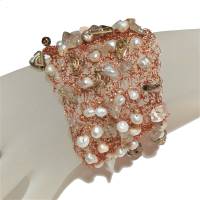 Breites Armband Perlen weiß kupfer freeform Unikat handgefertigt Glas rosegold handmade Brautschmuck Bild 3