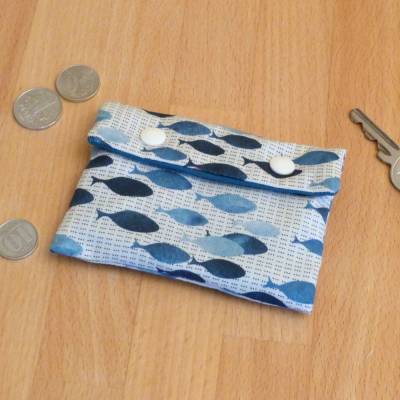 Schlüsseletui, kleine Geldbörse, weiß mit blauen Fischen, Biobaumwolle, Handarbeit