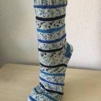 Männer Socken Gr. 42/43, blau-schwarz-beige, selbst gestrickt, Muster ergibt sich aus Verlauf, Bild 1