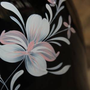 große Vase 29,5 cm Hyalithglas Schwarzglas Blumendekor Emaillefarben Handbemalt DDR Bild 6