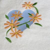 Handtuch Blaues Herz mit einer Blumenranke bestickt von Hobbyhaus Bild 2