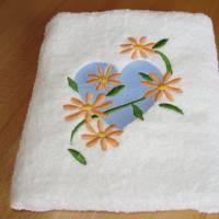 Handtuch Blaues Herz mit einer Blumenranke bestickt von Hobbyhaus Bild 5