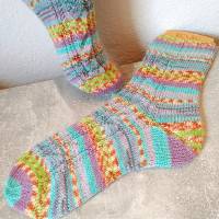 handgestrickte Socken, Größe 38/39, 4fach Sockenwolle, mit einem falschem Zopf außen, bunt, Mint, Pastell Bild 3