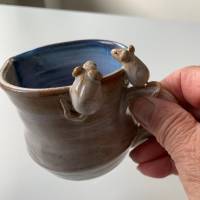 Dies zauberhafte kleine Kännchen mit zwei süßen Mäuschen ist für alle Arten von Flüssigkeiten geeignet. Milch zum Kaffe Bild 9