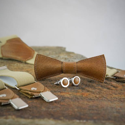 Fliege, Manschettenknöpfe und Hosenträger aus Leder als Set 