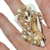 großer Ring Perlen an Muschel 55 x 25 mm handgemacht in wirework goldfarben crazy Handschmuck Bild 5