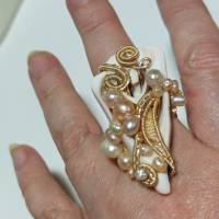 großer Ring Perlen an Muschel 55 x 25 mm handgemacht in wirework goldfarben crazy Handschmuck Bild 6