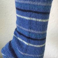 Männer Socken Gr. 42/43, blau-schwarz-beige gestreift, selbst gestrickt Bild 2