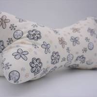 Leseknochen/Nackenkissen aus cremefarbenem Baumwollstoff mit grauen Blumen, handgearbeitet Bild 1