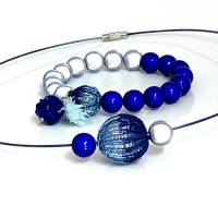 BICOLOR hellblau/königsblau - Halsreif und/oder Armband mit doppelt gestrickten Kugeln und magischen Leuchtperlen, einze Bild 1